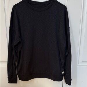 Vuori Women's Sunrise Crew long-sleeve shirt in Black